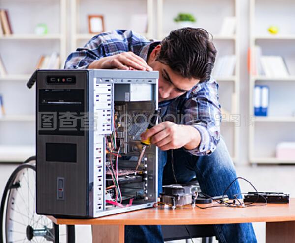 轮椅上的匠心 一位计算机修理工的坚守与创新